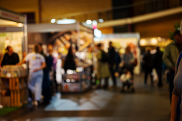 人们在食品和食品技术展览室内行走的模糊镜头，拉脱维亚里加。高质量照片图片下载