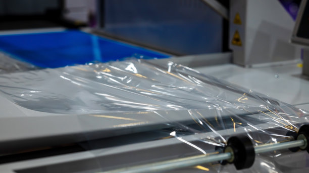 用于透明聚乙烯拉伸包装的输送带。工业技术与包装材料概念“，”高质量照片图片下载