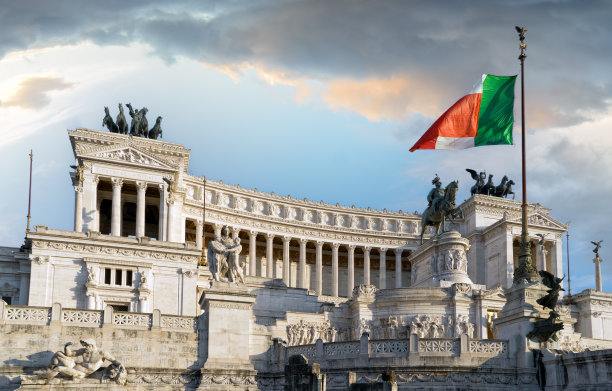 罗马维托里亚诺的美丽夜景图片下载