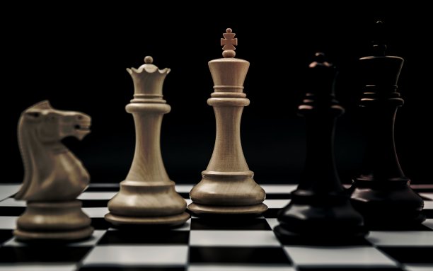 黑白的国王和骑士的国际象棋设置在棋盘和黑暗的背景。领导和团队合作的成功理念。图片下载