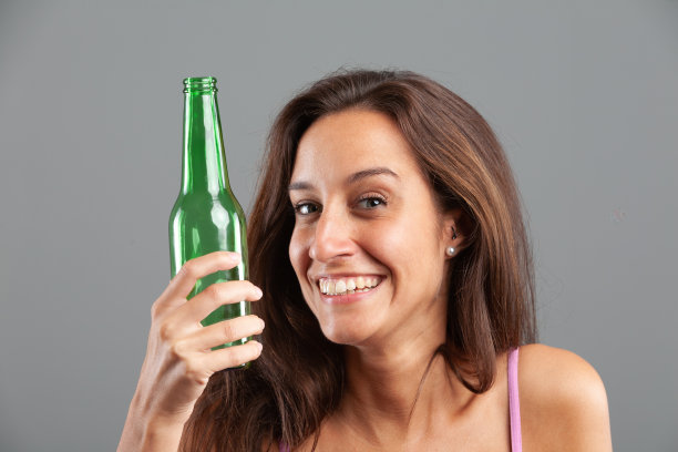 美女微笑啤酒瓶，回收概念图片下载