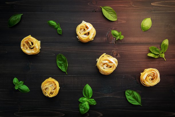 深色木质背景的自制意大利面配料。图片下载