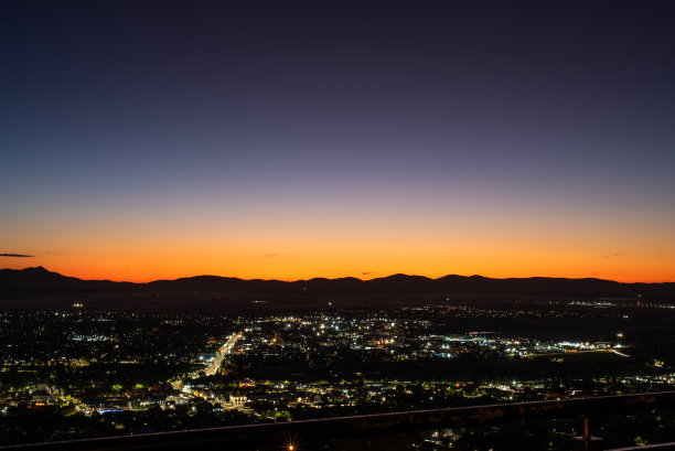 暮色笼罩城市图片下载