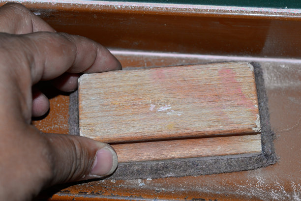 在学校用手擦黑板图片下载