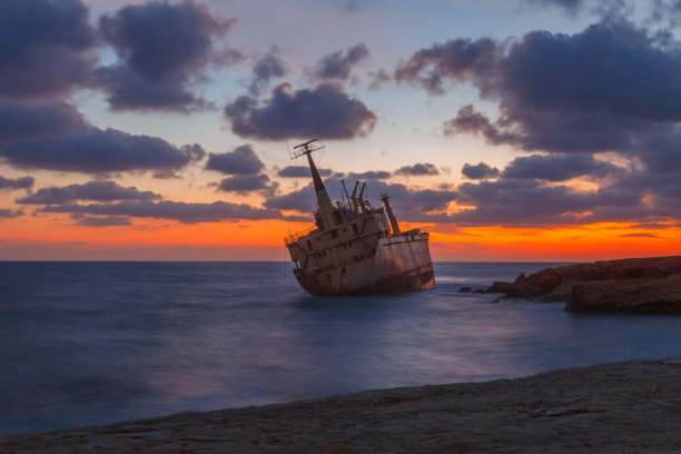 塞浦路斯岛的岩石海景，以沉船为主要对象图片下载