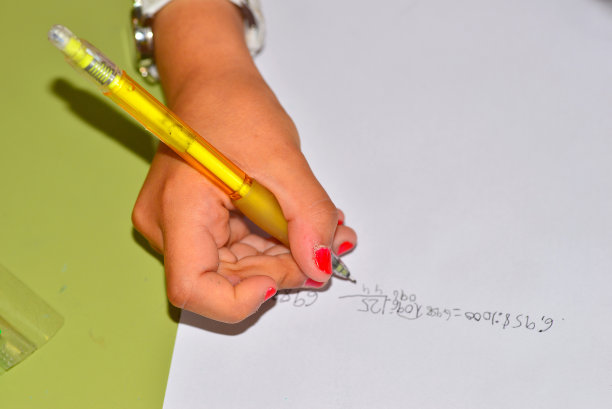 在学校学习数学的双手图片下载