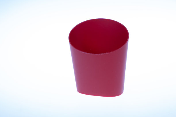 为适应欧洲快餐新生态标准，在坚硬的红色塑料薯条包装上进行油炸图片下载