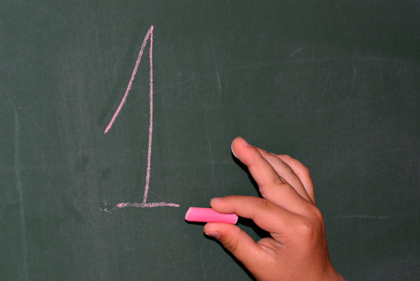 用红色粉笔在黑板上手绘图片下载