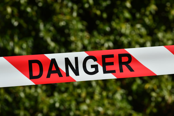 工地周围有危险胶带图片下载