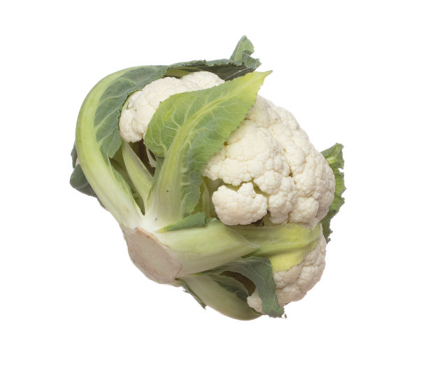 菜花在半空中飞翔，菜花落在绿色的新鲜蔬菜上。有机新鲜蔬菜与菜花食叶搭配，质感紧密。白色背景隔离冻结运动高速快门图片下载