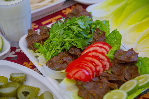 传统土耳其食物:烟熏肉丸图片图片下载