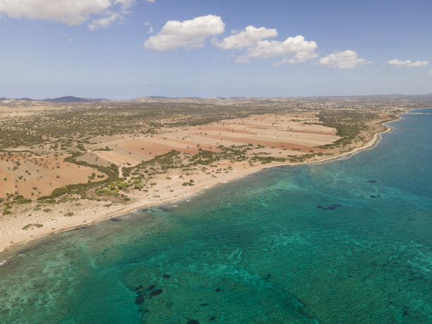 美丽的蔚蓝大海和沙质海岸。野生自然。温暖的夏日照片。俯视图，无人机拍摄。图片下载
