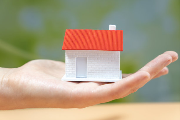 微型彩色房子叠硬币作为财产和金融概念图片下载