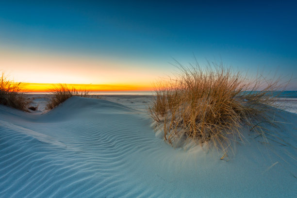 勒巴斯洛温斯基国家公园，日落时分波罗的海海滩的美丽景色。波兰图片下载