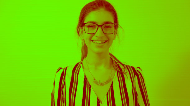 多色调或半色调肖像的年轻白人妇女在工作室看着相机图片下载