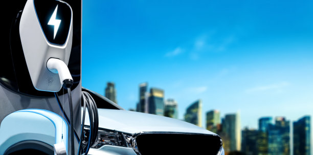 电动汽车充电站以绿色能源和可持续能源生产的生态电力为概念，供应给充电站，以减少二氧化碳排放。图片下载