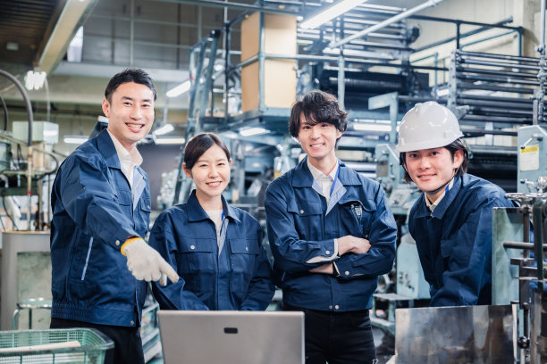 工厂员工在电脑前讨论图片下载