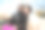 近距离的肖像两个快乐的年轻女子做自拍肖像看着相机。一对夫妇的多种族女孩的正面视图微笑和有趣的照片。一位亚洲女士和她的非裔美国朋友一起享受购物日。李图片下载