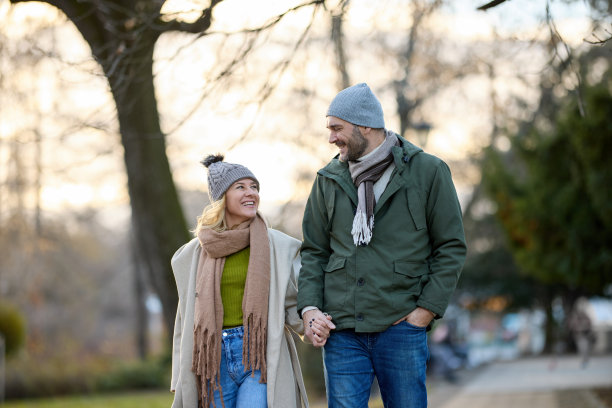 浪漫的情侣手牵着手在公园散步图片下载