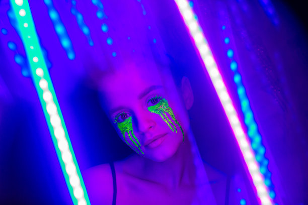 塞伯朋克。霓虹灯下画着风格化妆容的女孩。图片下载