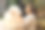 一名女子在浴缸里洗澡时照顾她可爱的狗图片下载