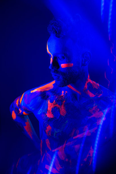 一个男人的肖像与紫外线化妆和霓虹灯在赛博朋克风格。图片下载