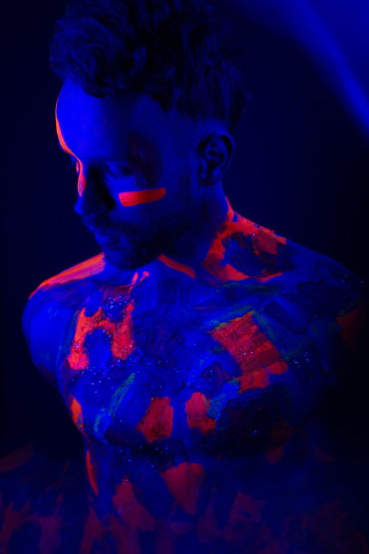 一个男人的肖像与紫外线化妆和霓虹灯在赛博朋克风格。图片下载