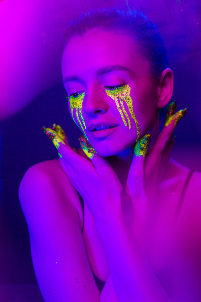 塞伯朋克。霓虹灯下画着风格化妆容的女孩。图片下载