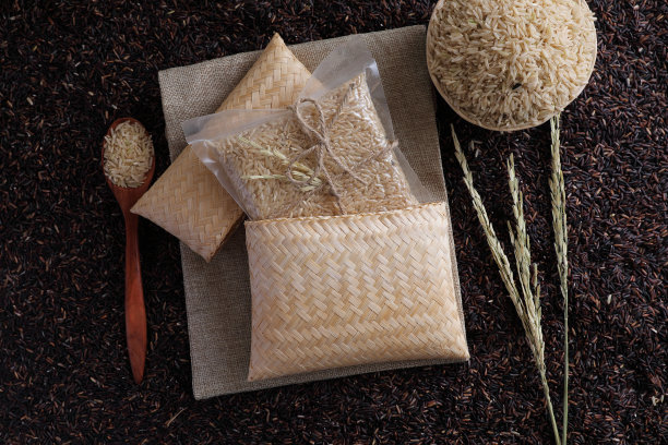 有机生糙米和米莓米的特写图片下载