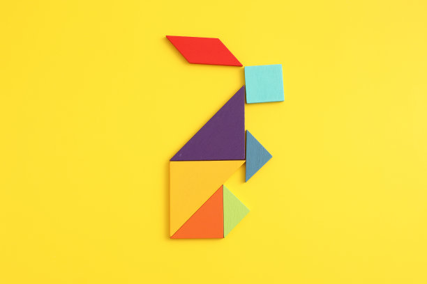 木块兔子孤立在黄色背景图片下载