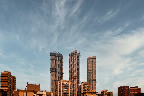 正在建设的高层建筑，蓝天白云为背景。图片下载