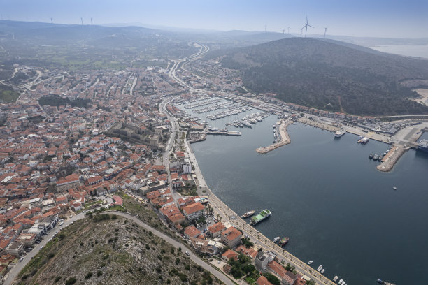 游艇在Cesme码头无人机照片，Cesme伊兹密尔，土耳其图片下载