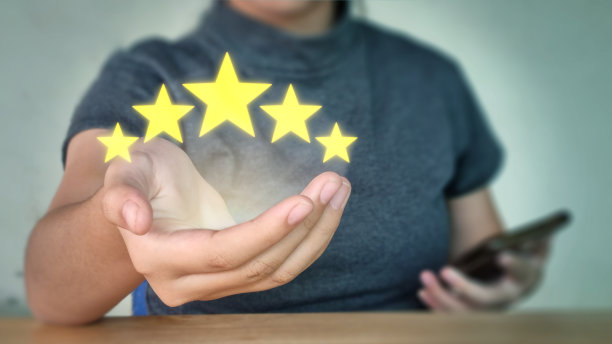 手持星星的顾客或商人的手图片下载