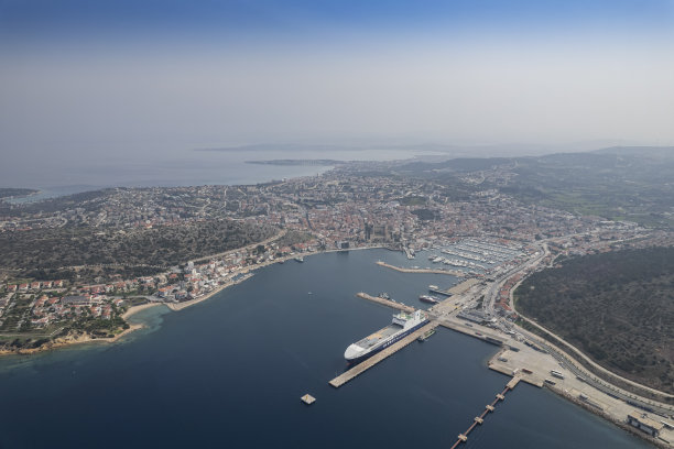 游艇在Cesme码头无人机照片，Cesme伊兹密尔，土耳其图片下载