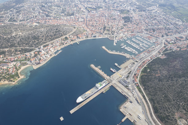 游艇在Cesme码头无人机照片，Cesme伊兹密尔，土耳其图片下载