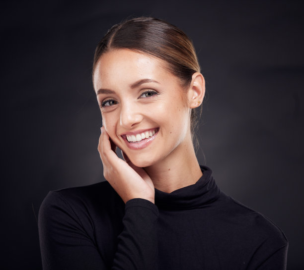 美容，护肤，时尚，面部，产品和化妆品的女性肖像。黑色，化妆和奢侈的设计师与女孩模特的脸水疗，优雅和魅力在黑色背景工作室图片下载