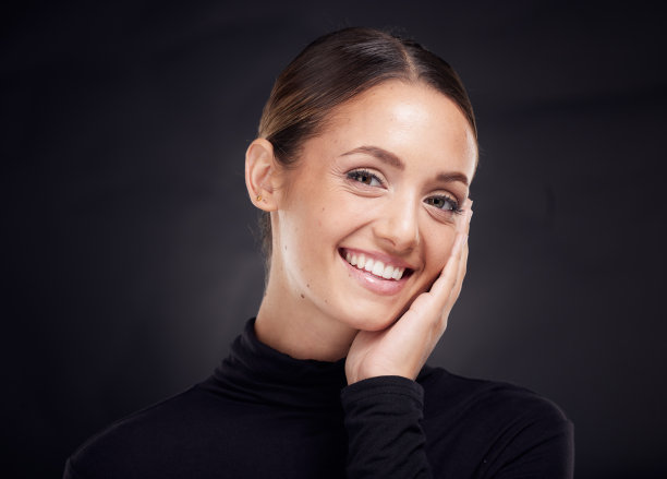 美容，护肤，时尚，面部，产品和化妆品的女性肖像。黑色，化妆和奢侈的设计师与女孩模特的脸水疗，优雅和魅力在黑色背景工作室图片下载