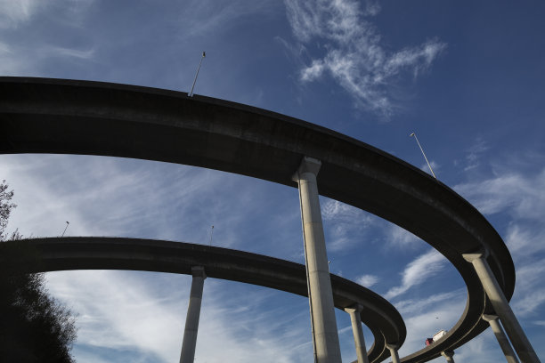 双高架桥的高速公路和蓝天图片下载