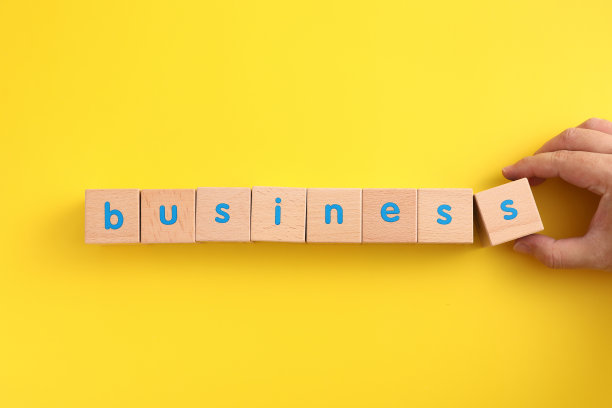 商业概念木块与文字商业战略图标在黄色背景图片下载