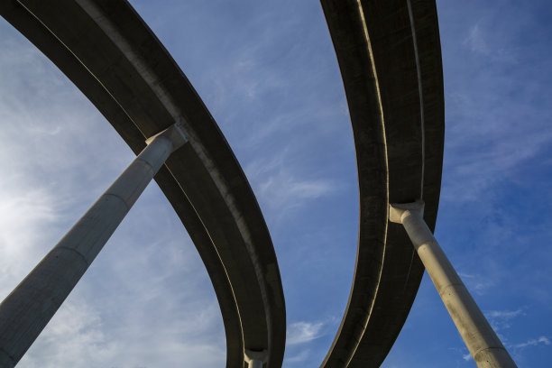 双高架桥的高速公路和蓝天图片下载