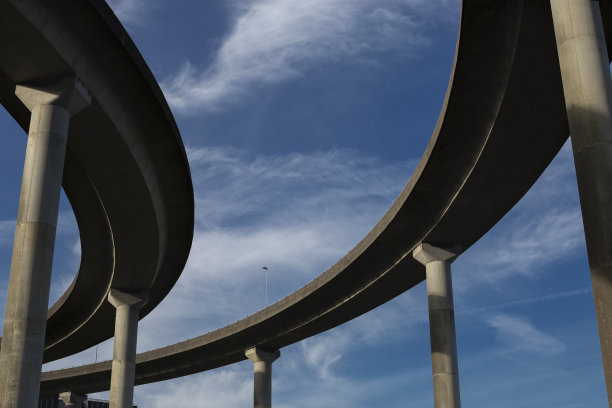 双高架桥的高速公路和蓝天图片下载