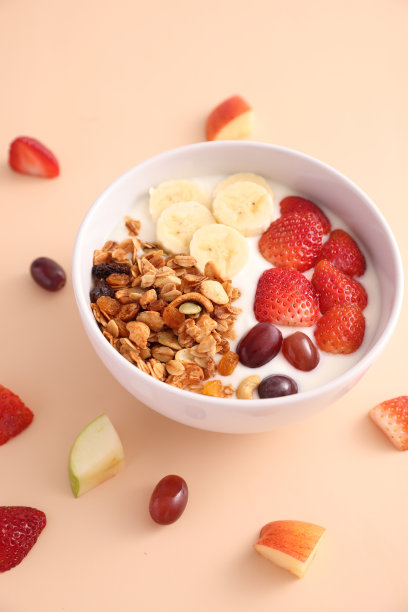 一碗格兰诺拉麦片，酸奶和浆果孤立在蛋奶酒的颜色背景图片下载