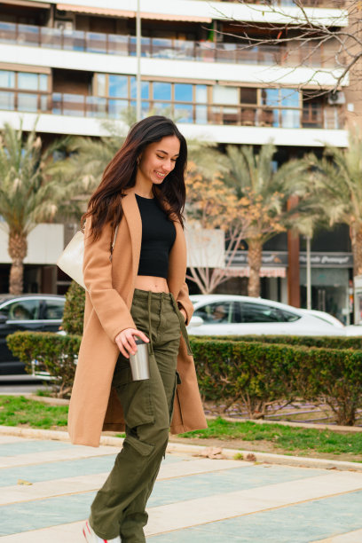 快乐的年轻女子穿着便服走在街上图片下载