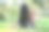 梳着长长的非洲辫子的美丽年轻女子正在公园外做瑜伽。健康生活方式的概念。图片下载