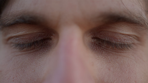 极度特写的年轻人的棕色眼睛图片下载