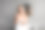 护肤习惯。美丽的女人滋润双手，在浴室做早上例行的保湿霜图片下载
