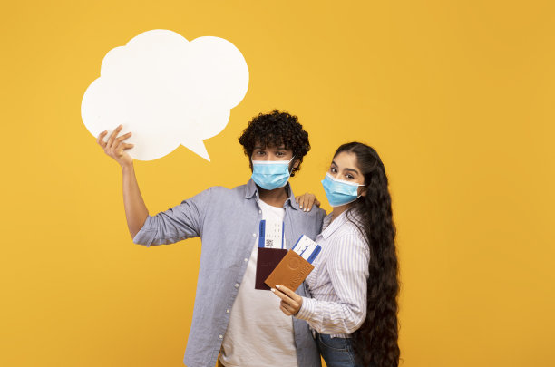 印度夫妇戴着口罩，准备出国旅行，女人拿着护照，男人拿着空谈图片下载