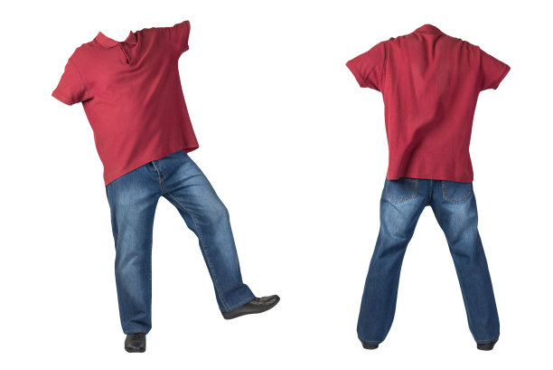 牛仔裤，皮鞋，白色背景上纽扣上有领子的t恤。图片下载