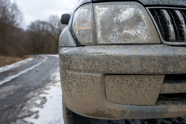 脏车大灯冒险背景。肮脏的越野车的细节。图片下载
