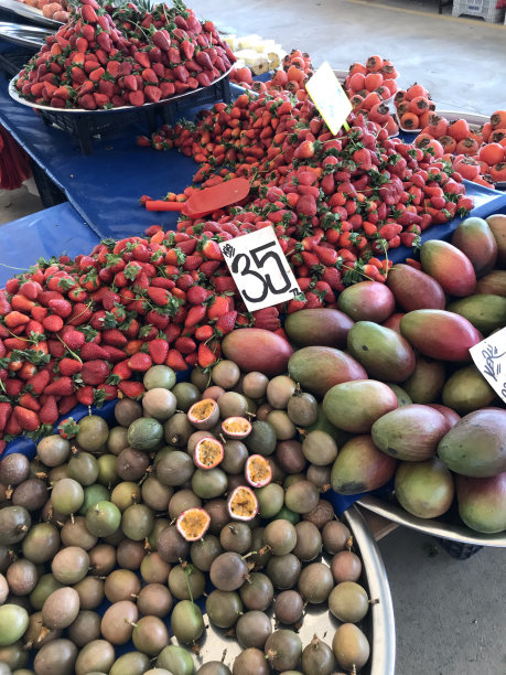 街市上有街边小吃，芒果、百香果、木瓜、草莓，农贸市场上有售图片下载